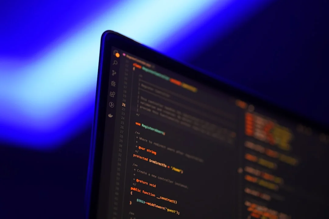 Le design thinking est une démarche centrée sur l’humain, dédiée à l’innovation, qui s’appuie sur la boîte à outils du designer pour concilier les besoins des personnes, les possibilités offertes par la technologie et les exigences de la réussite commerciale. Le design thinking repose sur un cœur fondamentalement humain. Il incite les organisations à se concentrer sur les personnes pour lesquelles elles créent, ce qui conduit à de meilleurs produits, services et processus internes.